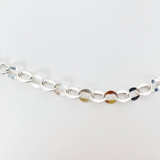 A luxurious and chic sterling silver chain necklace, exuding elegance with its simple yet unique design. This versatile accessory effortlessly adds a touch of sophistication to any ensemble, making it a timeless piece that complements your personal style.